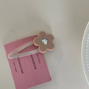 Süße rosa Herz-Strass-Haarspange mit Blumendesign auf silberner Metallbasis