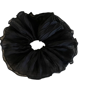 Elegante elastico per capelli nero grande con trama in garza pieghettata e design a balze