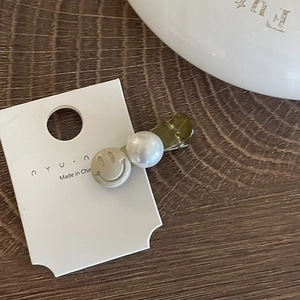 Pince à cheveux mignonne avec smiley, perle et breloque en résine sur carte blanche