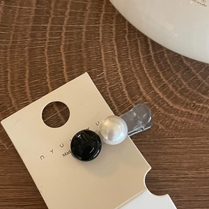 Pince à cheveux coréenne mignonne avec smiley noir et perle blanche sur clip transparent