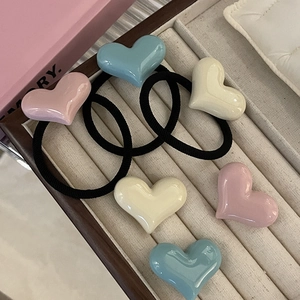 Lot de trois élastiques à cheveux avec grands cœurs en résine bleus, roses et crème