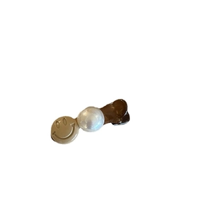 Pince à cheveux coréenne marron gelée avec joli smiley et détail de perle blanche