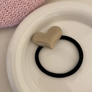 Élastique à cheveux cœur crème minimaliste avec bande noire sur plateau blanc