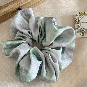 Chouchou élégant en soie avec motif marbré aquarelle gris et lavande délicat