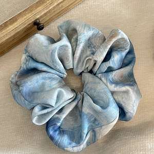 Chouchou élégant avec motif de peinture à l'huile artistique bleue en fini soie