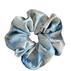 Chouchou élégant en soie avec motif marbré bleu et blanc pour une coiffure sophistiquée