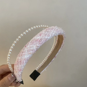 Detail of pink tweed and white pearl double-layer headband with anti-slip design