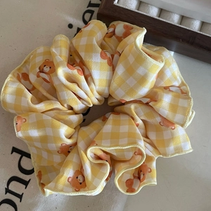 Elastico scrunchie a quadri gialli con simpatico orso per acconciature chignon