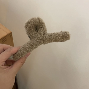 Plush khaki faux fur shark hair claw clip for women's winter hairstyling accessories