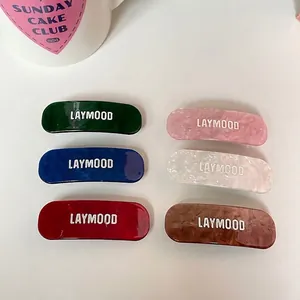 Set aus 6 bunten Acetat-Haarspangen mit LAYMOOD-Schriftzug und Marmortextur