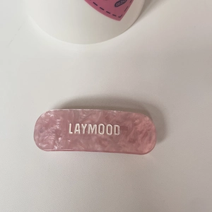 Haarspange aus Acetat mit rosa Marmorierung und weißem LAYMOOD-Schriftzug