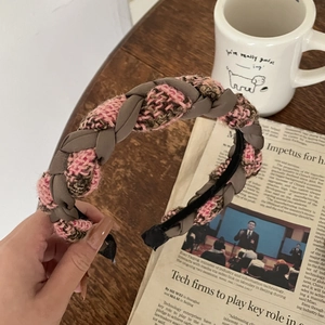 Chic retro plaid knitted headband featuring pink and brown braided twist design