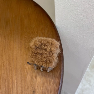 Pince à cheveux en fausse fourrure marron douce pour l'automne et l'hiver