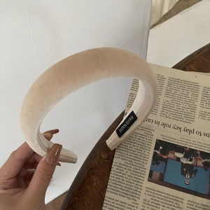 Cerchietto minimalista in velluto beige da donna con etichetta fatta a mano su giornale