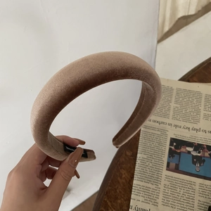 Cerchietto imbottito in velluto beige con etichetta fatta a mano per acconciature eleganti