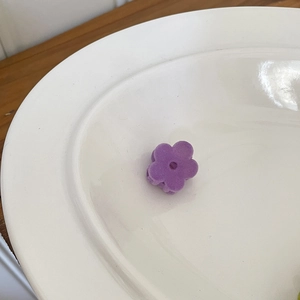 Mini-Haarklammer mit lila beflockter Blume für Mädchen, elegantes florales Haar-Accessoire