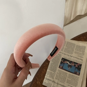 Dettaglio del cerchietto in velluto rosa con etichetta fatta a mano e consistenza