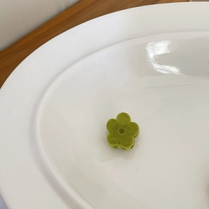 Mini grüne beflockte Blumen-Haarklammer für Damen und Mädchen auf Keramikteller