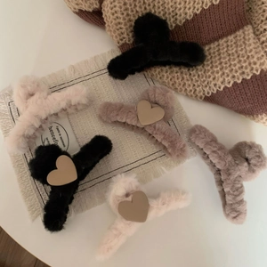 Korean INS Plush Heart Hair Claw Clip Autumn Winter Faux Fur Shark Clip For Women Milk Tea Color Fashion Hair Accessories