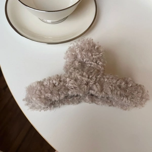 Pince à cheveux minimaliste en laine d'agneau pelucheuse pour coiffures d'automne hiver