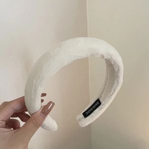 Serre-tête large en fausse fourrure de lapin blanche avec texture peluche et étiquette