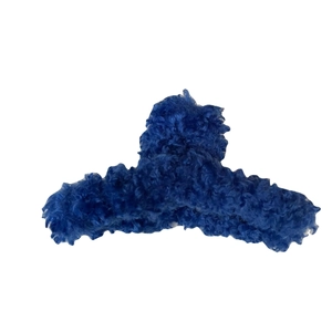Pince à cheveux oversize en laine d'agneau pelucheuse bleu Klein pour chignons minimalistes