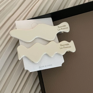 Lot de barrettes à cheveux françaises ondulées en acétate crème sur carte