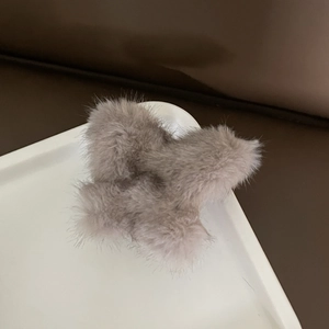 Pinza de pelo de piel de visón sintética gris claro para un estilo elegante de invierno