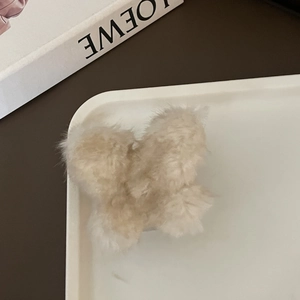 Pinza de pelo mariposa en piel sintética beige para peinados suaves de invierno