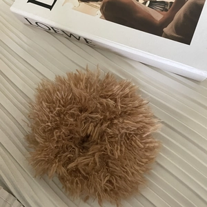 Détail macro du chouchou marron en peluche sur fond esthétique blanc avec texture