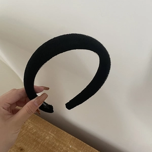 Minimalist wide black sponge padded stripe headband for a high cranial top look