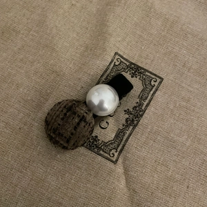 Elegant tweed texture hair clip with large white imitation pearl in retro vintage style