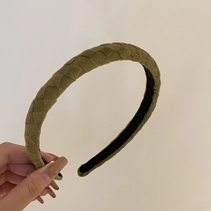 Serre-tête rembourré vert olive avec texture en tricot losange et doublure noire