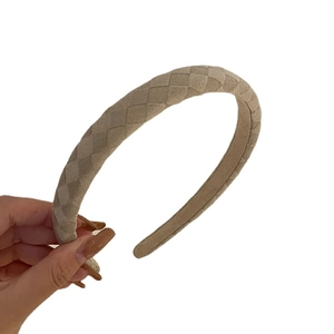 Serre-tête en tissu à motif de losanges beige avec texture tricotée pour coiffure élégante