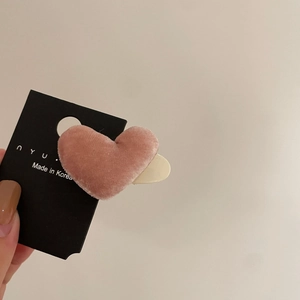 Süße rosa herzförmige Haarspange aus Samt auf einer minimalistischen Displaykarte