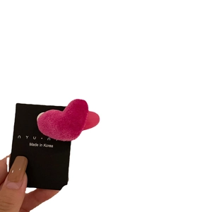 Rosa beflockte Herz-Haarspange auf schwarzer Karte für süße Mädchen-Haar-Accessoires