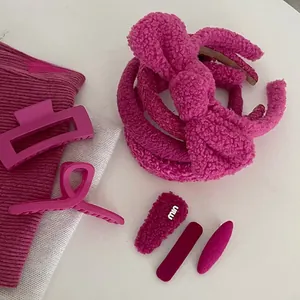 Macro detail van roze tweed en pluche haaraccessoires inclusief haarclips en haarbanden