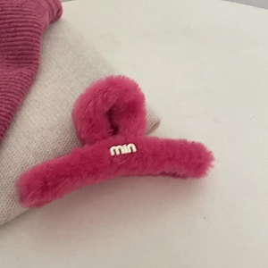 Roze pluche haarklem met min-logo voor elegante kapsels in Koreaanse stijl en volume
