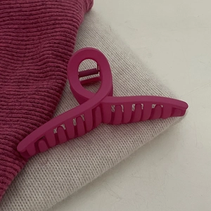 Detailopname van een matroze haarklem met gekruist ontwerp op zacht gebreide kleding