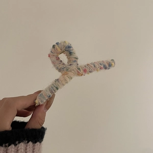 Pince à cheveux en tricot arc-en-ciel avec texture douce et colorée pour femme