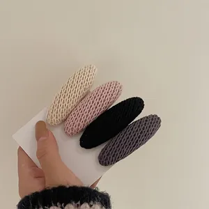 Lot de quatre barrettes BB ovales en tricot couleurs crème, rose, noir et gris foncé