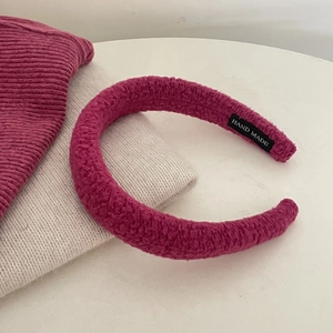 Detail van de roze paarse tweed hoofdband met het handgemaakte label en zachte textuur