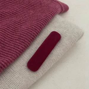 Detailweergave van roze tweedtextuur en pluche stoffen op hoogwaardige haaraccessoires