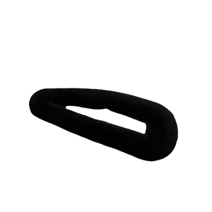 Eleganter schwarzer Samt-Haarclip in Dreiecksform mit Aussparung für Damen