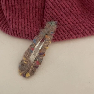 Barrette à cheveux BB clip en laine tricotée grise mouchetée arc-en-ciel