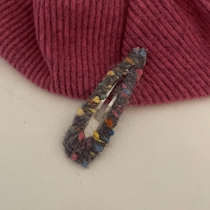 Barrette à cheveux tricotée arc-en-ciel avec broderie en laine colorée