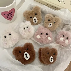 Barrettes à cheveux coréennes en peluche chat et lapin dans un décor chaleureux