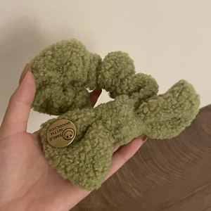 Chouchou vert en peluche avec boucle dorée SMILE WITH GOOD LUCK en métal décoratif