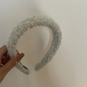 Serre-tête épais en peluche tricotée bouclée beige pour un look doux et élégant