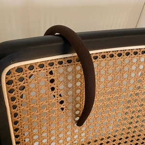 Détail de la texture en tissu côtelé sur un serre-tête éponge marron foncé pour femme